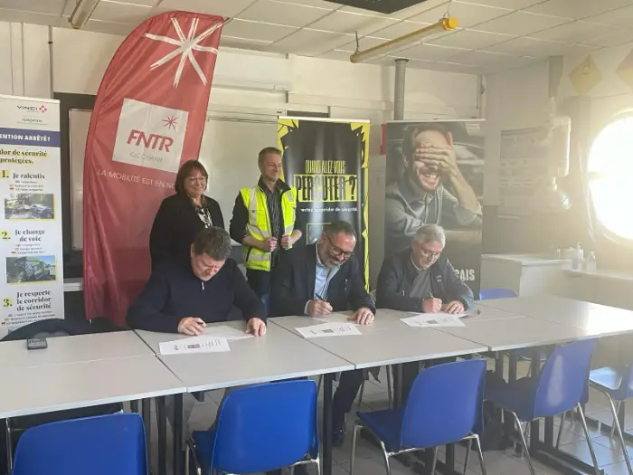 La Fondation Vinci Autoroutes, la FNTR Occitanie et l’AFTRAL Occitanie s’engagent pour sensibiliser les conducteurs 6 - Les indiscretions Vinci Autoroutes signature