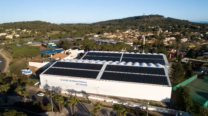 Centrales solaires : Incidences lève 2,5 M€ 5 - Les indiscretions panneaux solaires sur le centre international de tennis au Cap d'Agde