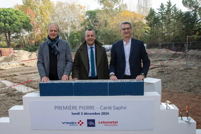 Pose de la première pierre de Carré Saphir à La Grande Motte.