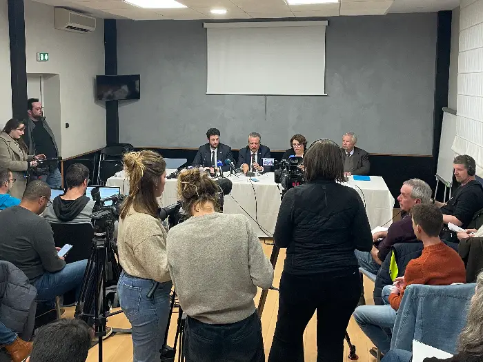 De gauche à droite : Alexandre Ouizille, sénateur de l’Oise et rapporteur de la commission d’enquête, Laurent Burgoa, sénateur LR du Gard et président de la commission d’enquête, Antoinette Guhl, sénatrice écologiste de Paris, et membre de la commission, et Marc Le Dorh, administrateur. © Jules Mestre