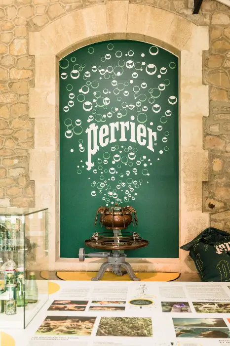 Gard : Perrier au pied du mur 1 - Les indiscretions 0130 les moments d ou Corporate Perrier Musee 2022 132 - Les indiscretions