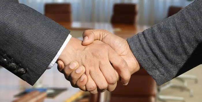 L’Apec prévoit 17.490 recrutements de cadre en 2025 en Occitanie 6 - Les indiscretions serrage de main décodage photo Apec