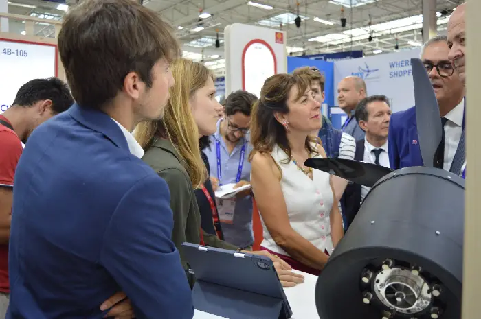 Les moteurs durables de Viraj-H2 veulent s’imposer dans le ciel aéronautique 6 - Les indiscretions Joseph Risson et Mathilde Bouilloux (à gauche) échangeant avec Carole Delga, Samuel Hervé et Jean-François Rézeau. ©Viraj-H2