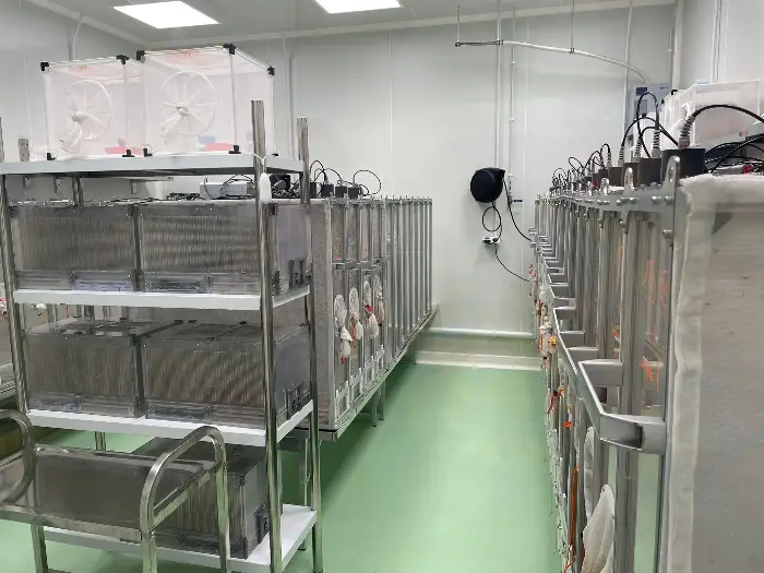 Montpellier : Terratis inaugure son site de production de moustiques stériles 2 - Les indiscretions Des "cages" contenant chacune jusqu'à 16.000 moustiques. ©Jules Mestre