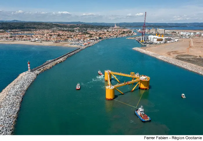 Eoliennes offshore flottantes : des premiers parcs peu rentables, mais « faits pour apprendre » 1 - Les indiscretions L'arrivée du premier flotteur de la ferme pilote EFGL à Port-La Nouvelle. ©Fabien Ferrer - Region Occitanie